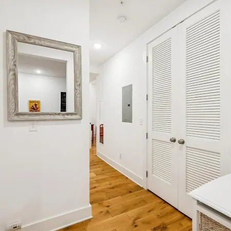 Scene In Chic East Nash 12 Min To Broadway Holiday home *