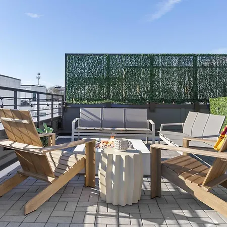 Skyline Views Rooftop Retreat Fire Pit Grill Holiday home *