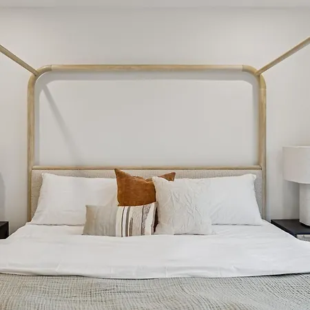 Holiday home Chic Nash Townhouse Rooftop Patio And Views