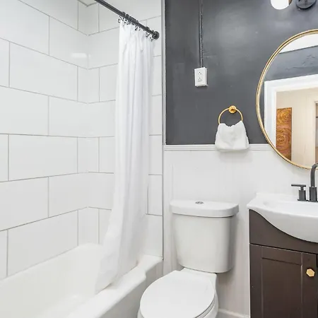 Holiday home - 2 Units - Minutes To Broadway & Germantown