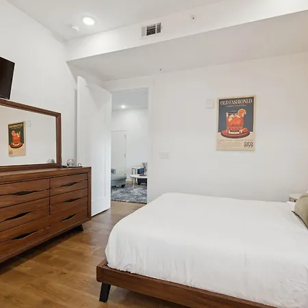 Whiskey Bent In East Nash, 13 Min To Broadway, Great For Groups! Free Parking, Gym, Rooftop Holiday home *