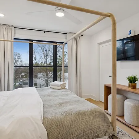 Holiday home Chic Nash Townhouse Rooftop Patio And Views *