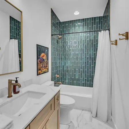 Stylish 5br Retreat W Rooftop Hot Tub *