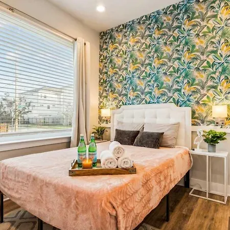 Private With Rooftop Game Near Downtown Holiday home *