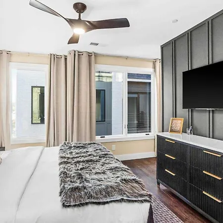2 Homes! Broadway Views, Rooftops & Karaoke Holiday home *