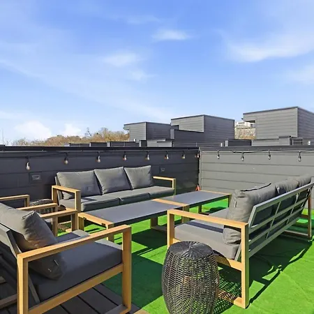 View With Hottub Rooftop Arcade Game And Parking Nashville