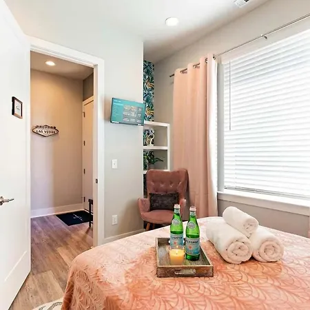 Private With Rooftop Game Near Downtown Holiday home
