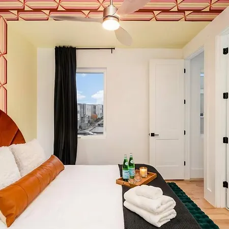Elevator With Rooftop Hot Tub & Spacious Yard Holiday home *