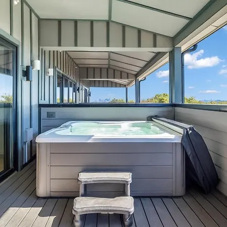 Holiday home Stylish 5br Retreat W Rooftop Hot Tub