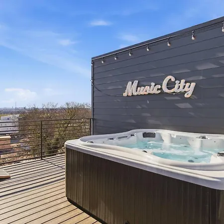 View With Hottub Rooftop Arcade Game And Parking Holiday home