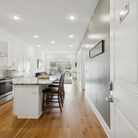 Whiskey Bent In East Nash, 13 Min To Broadway, Great For Groups! Free Parking, Gym, Rooftop Holiday home Nashville