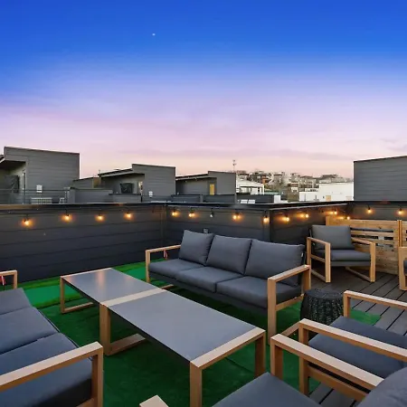 View With Hottub Rooftop Arcade Game And Parking Holiday home Nashville