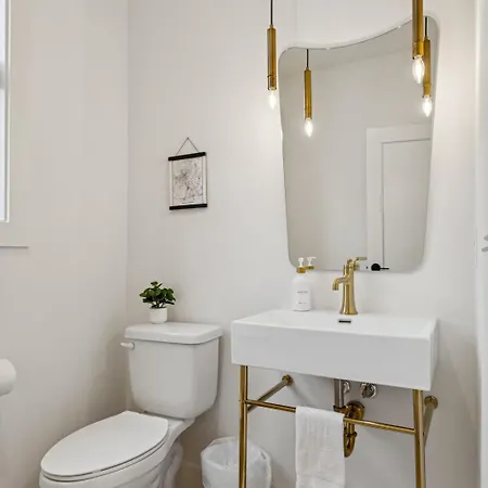 Chic Nash Townhouse Rooftop Patio And Views Holiday home *