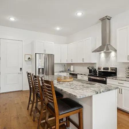 Whiskey Bent In East Nash, 13 Min To Broadway, Great For Groups! Free Parking, Gym, Rooftop * Nashville