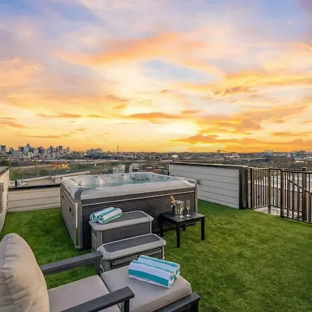 Holiday home Elevator With Rooftop Hot Tub & Spacious Yard