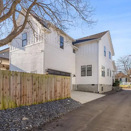 Modern House By Downtown With Garage And Fenced-in Yard *