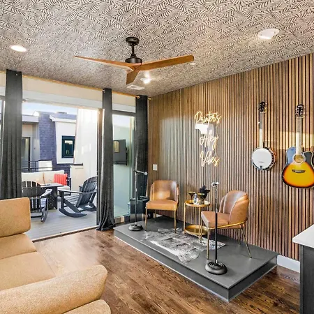 Holiday home 2 Homes! Broadway Views, Rooftops & Karaoke *