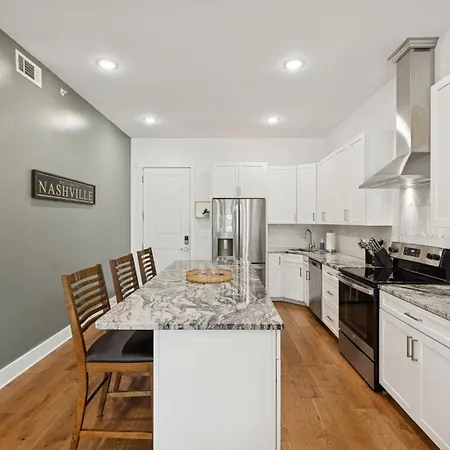 Holiday home Whiskey Bent In East Nash, 13 Min To Broadway, Great For Groups! Free Parking, Gym, Rooftop