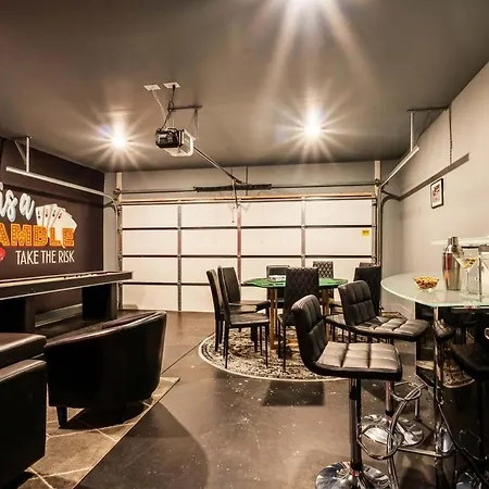 Private With Rooftop Game Near Downtown Holiday home