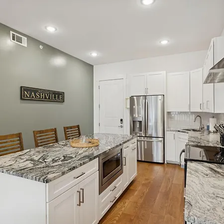 Whiskey Bent In East Nash, 13 Min To Broadway, Great For Groups! Free Parking, Gym, Rooftop Holiday home