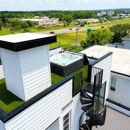 Holiday home Elevator With Rooftop Hot Tub & Spacious Yard Nashville