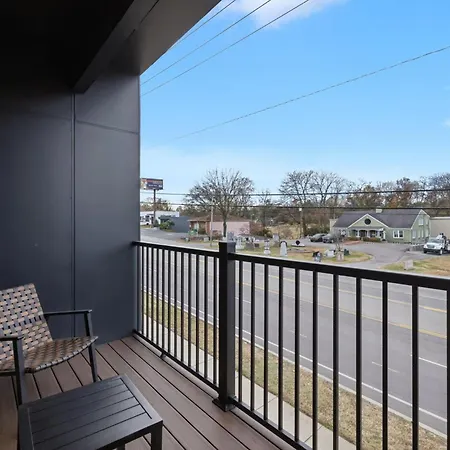 Whiskey Bent In East Nash, 13 Min To Broadway, Great For Groups! Free Parking, Gym, Rooftop Holiday home