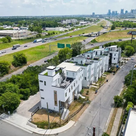 Elevator With Rooftop Hot Tub & Spacious Yard