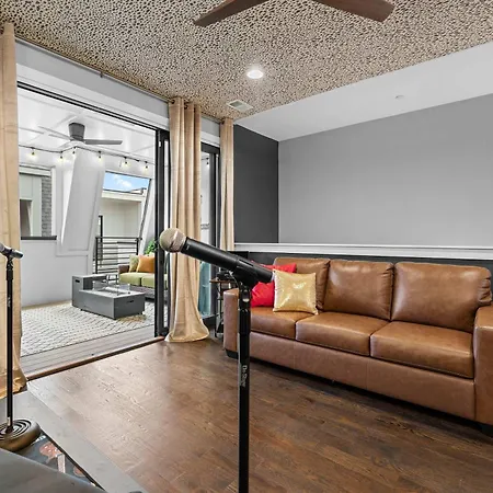 2 Side By Side Units Roof Decks Karaoke Murals Holiday home Nashville