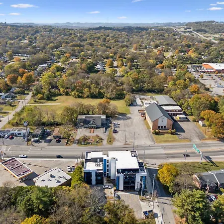 Scene In Chic East Nash 12 Min To Broadway Holiday home Nashville
