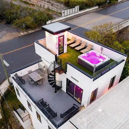 Elevator With Rooftop Hot Tub & Spacious Yard Holiday home *