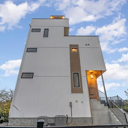 Holiday home Elevator With Rooftop Hot Tub & Spacious Yard