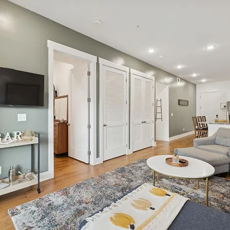 Whiskey Bent In East Nash, 13 Min To Broadway, Great For Groups! Free Parking, Gym, Rooftop Holiday home *