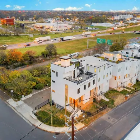 Holiday home Elevator With Rooftop Hot Tub & Spacious Yard