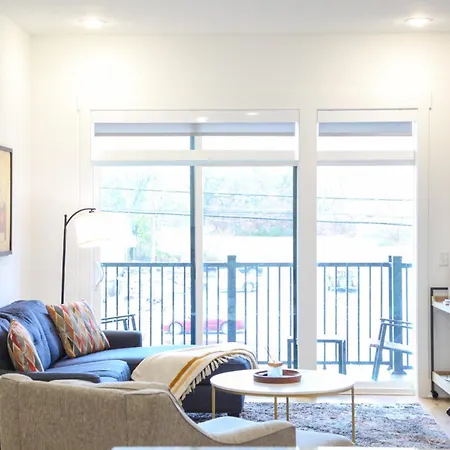 Whiskey Bent In East Nash, 13 Min To Broadway, Great For Groups! Free Parking, Gym, Rooftop Holiday home Nashville