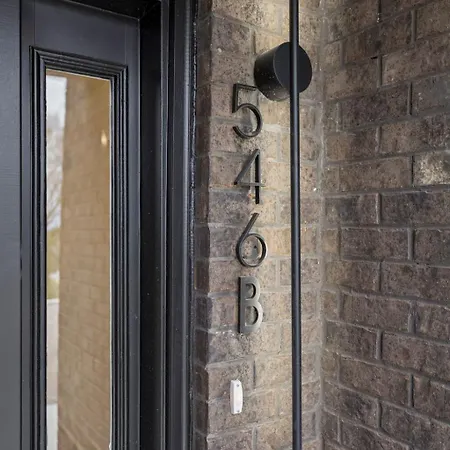 Chic Nash Townhouse Rooftop Patio And Views Holiday home