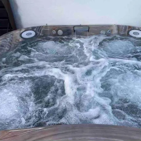 Hottub/karaoke-10m Dt-beg Your Parton? Dolly's Hm * Nashville