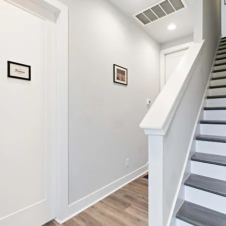 Private With Rooftop Game Near Downtown Holiday home *