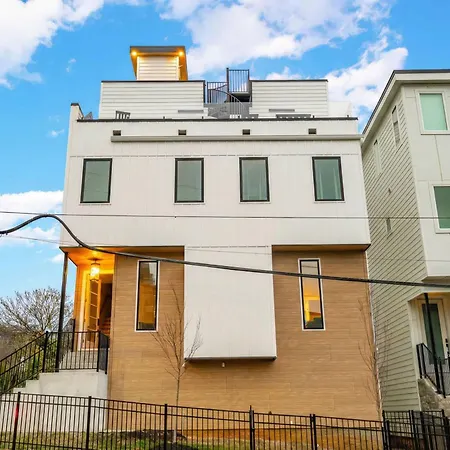Elevator With Rooftop Hot Tub & Spacious Yard Holiday home Nashville