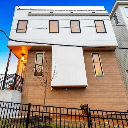 Holiday home Elevator With Rooftop Hot Tub & Spacious Yard
