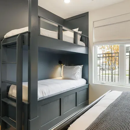 The Elmwood & Ashford - 8br Weho Rooftops Holiday home