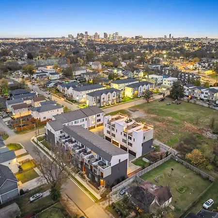 Private With Rooftop Game Near Downtown Holiday home Nashville