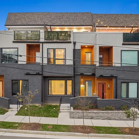 Private With Rooftop Game Near Downtown Holiday home *