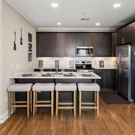 Midnight Strings - Cozy And Close To Downtown Apartment
