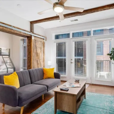 The Nook - Barn Doors & Broadway Dreams Apartment *