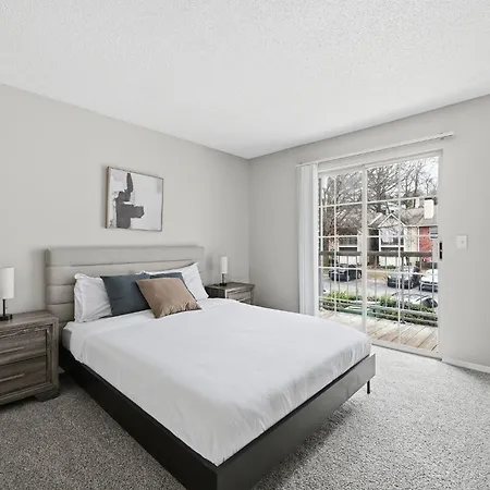 Spacious Living With Fireplace And Balcony * Nashville