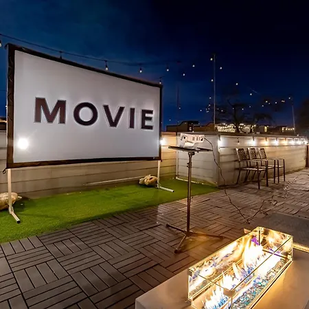 Modern Luxe Townhome With Rooftop Cinema Apartment