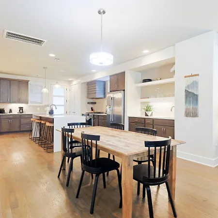 Stylish Brand-new Townhome Near Hotspots Apartment *