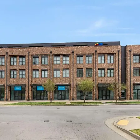 Huge Private Patio With Games & Skyline Views * Nashville