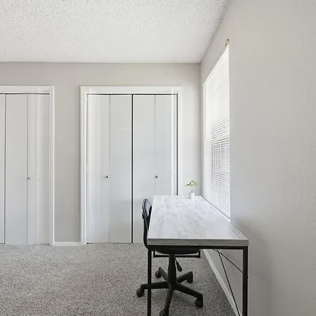 Comfortable Layout With Fireplace And Dining Area Apartment *