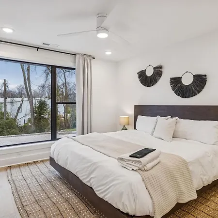 New Modern Escape With Rooftop Hot Tub Nashville